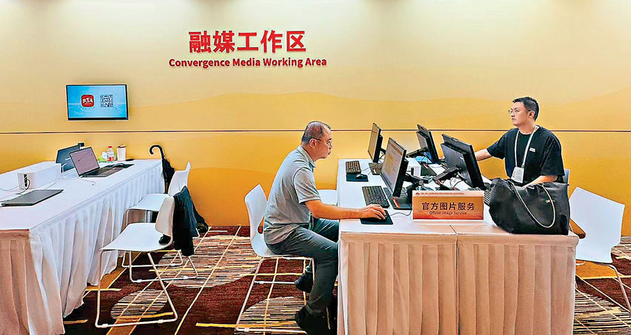 ●記者在新聞中心融媒體工作區工作。香港文匯報記者羅洪嘯 攝