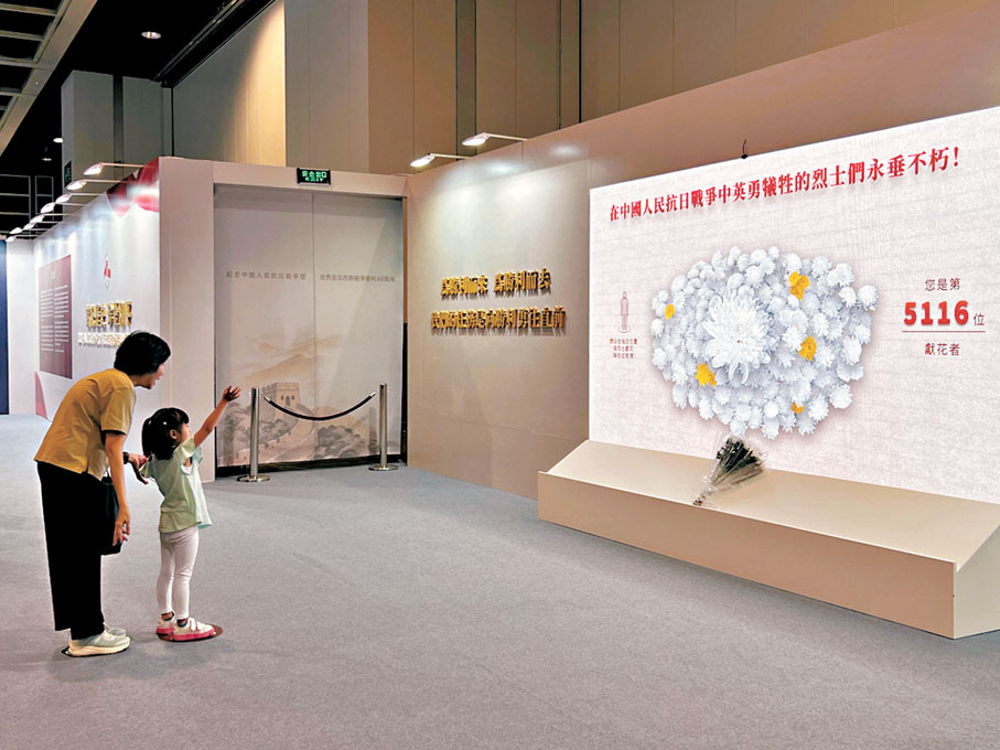 ●梁太太昨日帶同年幼的孫女參觀展覽。 香港文匯報記者康敬  攝