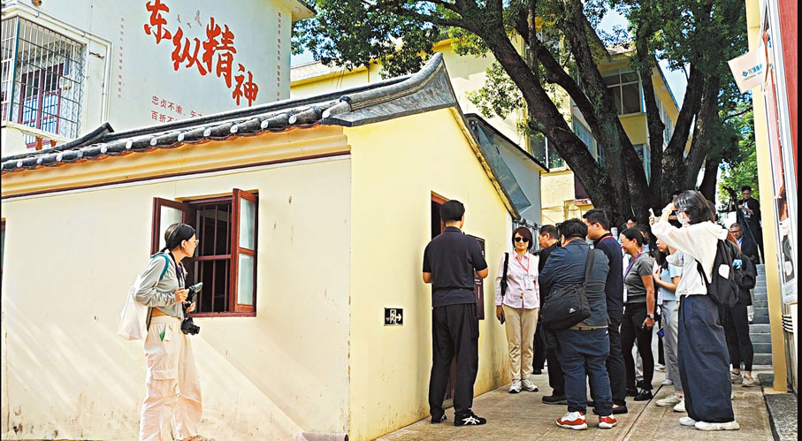 ●考察團走進東江縱隊司令部舊址。  香港文匯報記者李薇  攝
