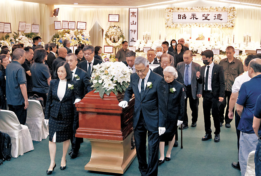 ●多位政界及教育界人士為胡鴻烈扶靈。樹仁簡訊Fb圖片