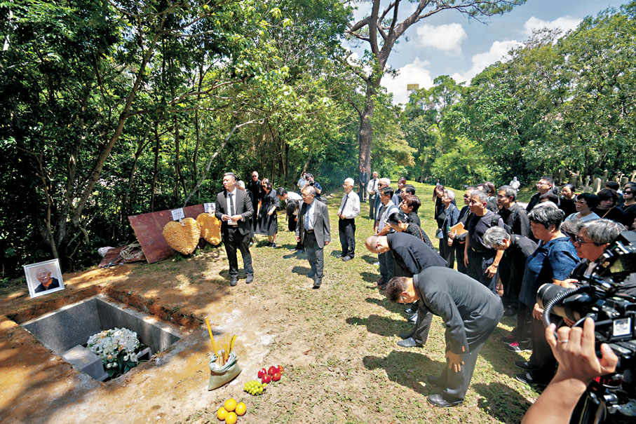●靈柩移送跑馬地香港墳場，與亡妻兼創校校長鍾期榮博士合葬。樹仁簡訊Fb圖片