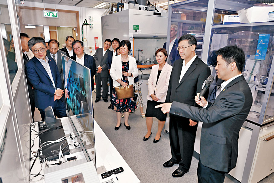 ●范智勇（右一） 向陰和俊（右二）一行介紹實驗室最新研究進展。 科大圖片