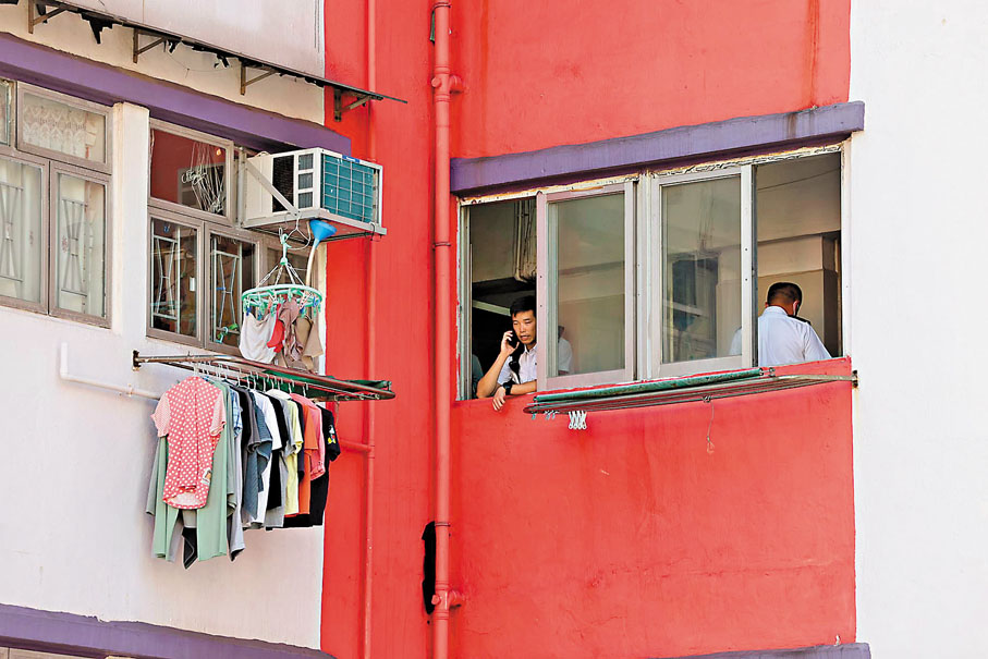 ●警員在樓層調查。 香港文匯報記者鄺福強  攝