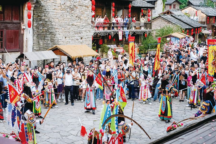 ●安順雲峰屯堡傳統儺戲深受遊客青睞。貴州省旅遊產業發展集團供圖