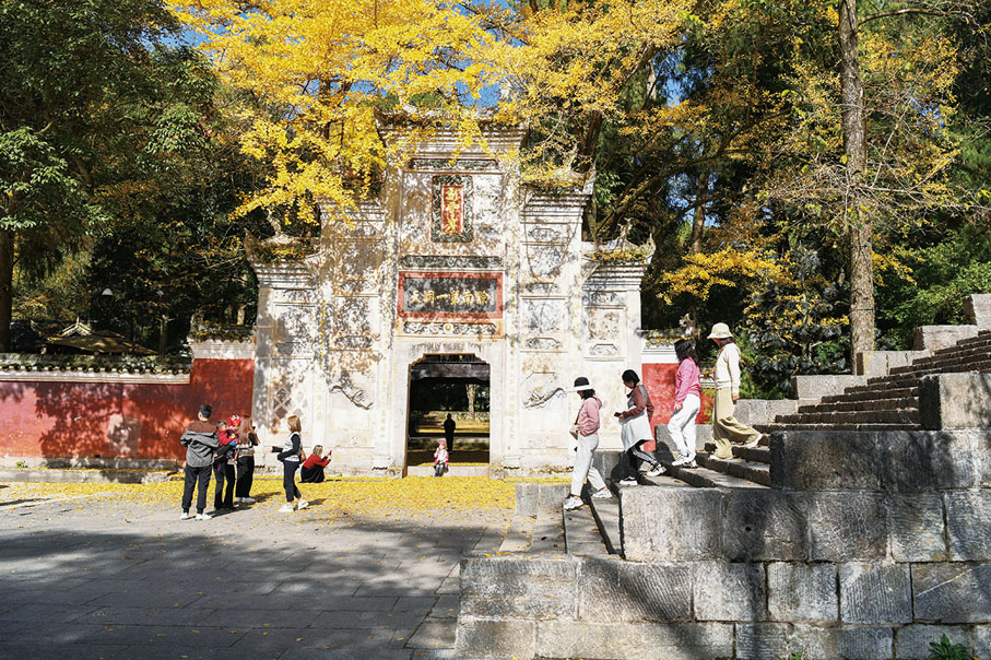 ●被譽為「黔南第一洞天」的黃平飛雲崖。黔東南州委宣傳部供圖