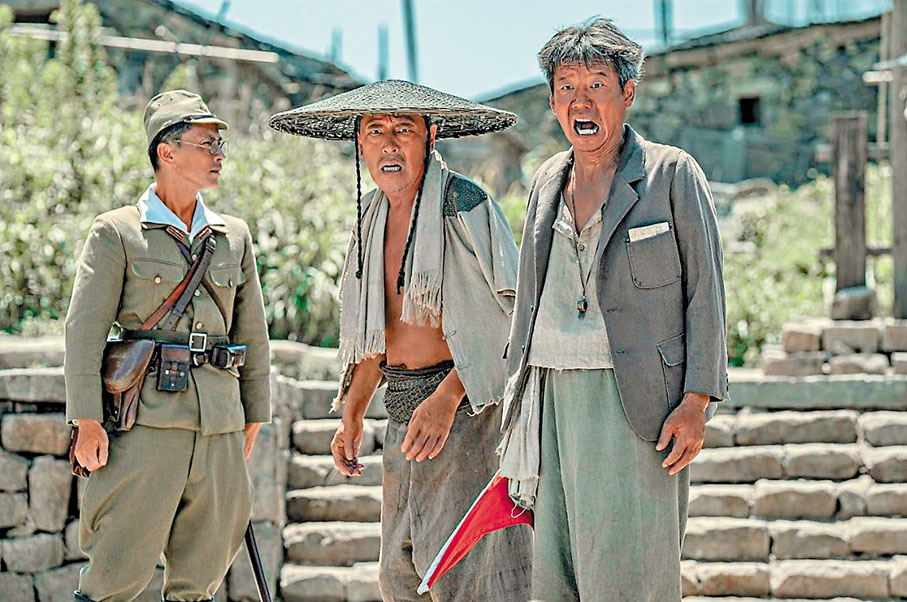 ●楊皓宇(右)、倪大紅(中)等人主演的《東極島》今日在港上映。