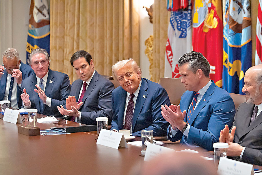 ●特朗普內閣會議變「擦鞋大會」。 美聯社