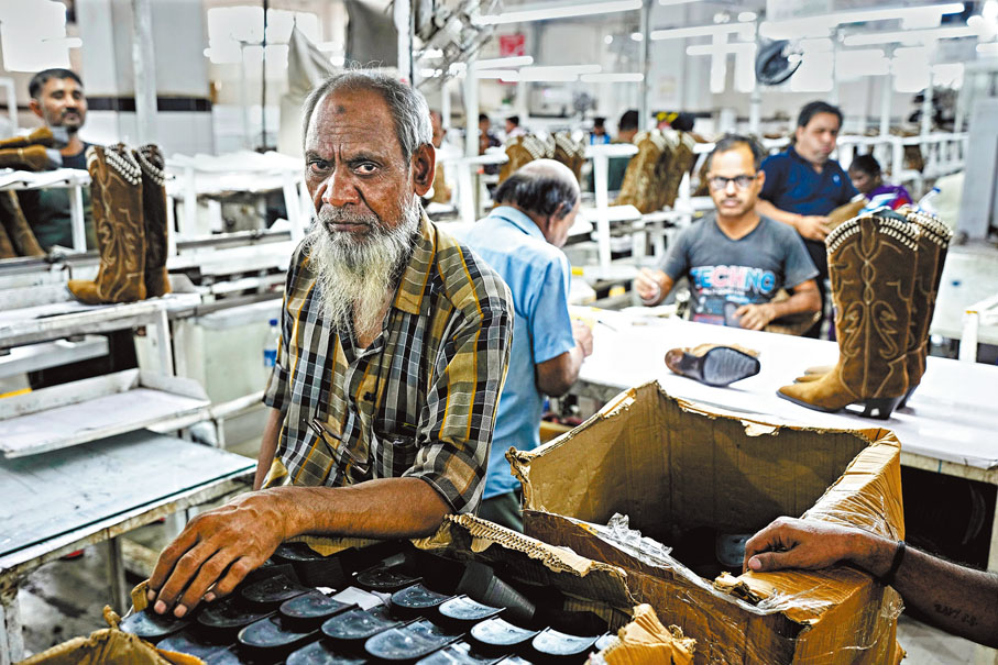 ●皮革、手工藝品等勞動密集型行業深受關稅影響。 美聯社