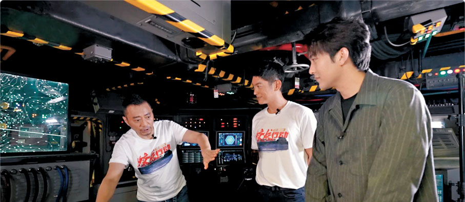 ●張涵予向央視記者解析驚險的潛艇觸底鏡頭 。 央視圖片