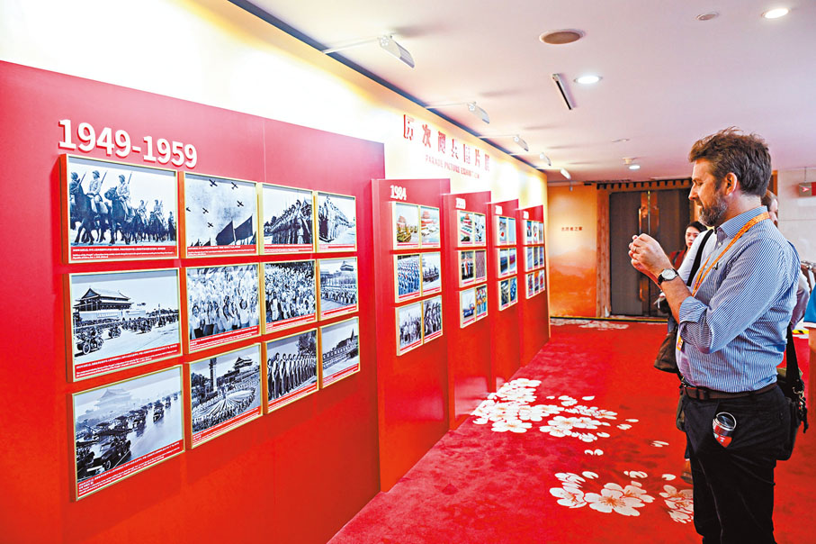 ●8月28日,記者在新聞中心參觀歷次閱兵圖片展。 新華社