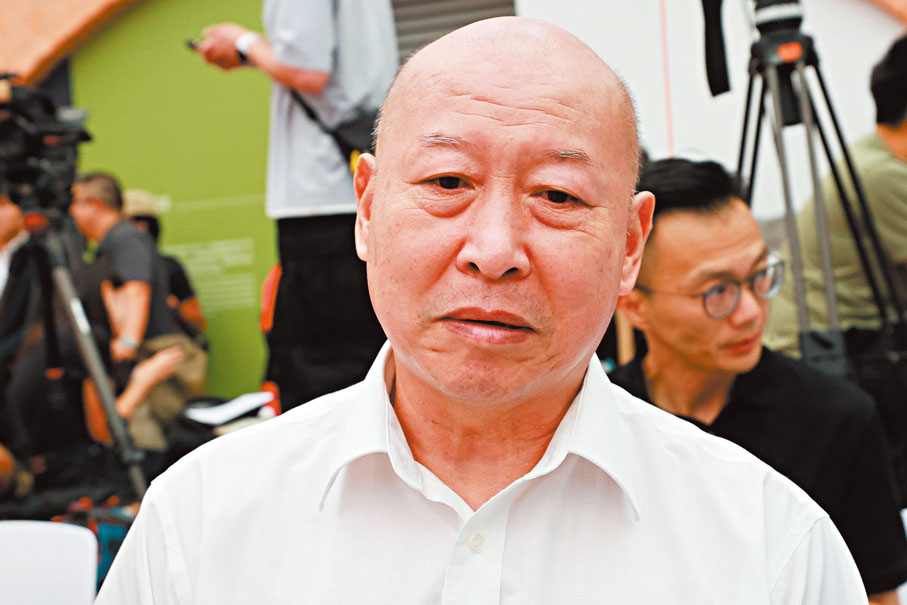 ●已故東江縱隊港九獨立大隊手槍隊戰士何志雄之子何惠明。