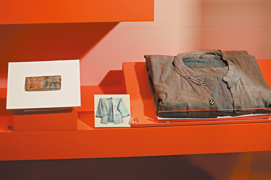 ●1945年東江縱隊的布胸章及服裝。