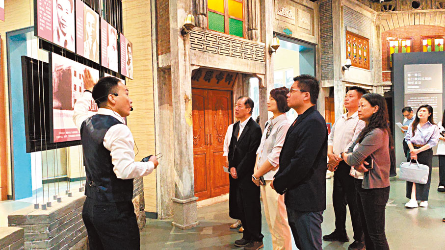 ●考察團成員參觀廣東東江縱隊紀念館。香港文匯報記者李薇  攝