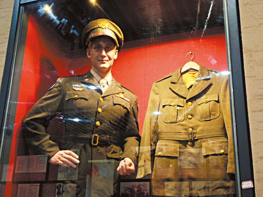 ●廣東東江縱隊紀念館中克爾的雕塑和他的軍裝。 香港文匯報記者李薇  攝