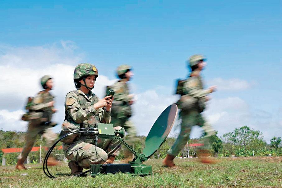 ●火箭軍女兵爭分奪秒開設通信節點。