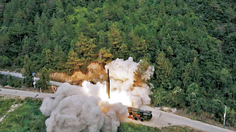 ●2022年8月4日，東部戰區火箭軍對台島東部外海預定海域實施火力突擊。圖為導彈點火發射。