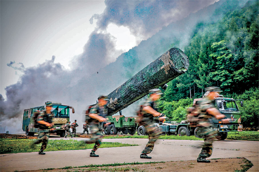 ●火箭軍某旅官兵開展演練。