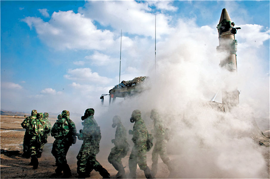 ●「天劍」系列演習中，火箭軍某旅官兵在全防護狀態下的實裝操作訓練。