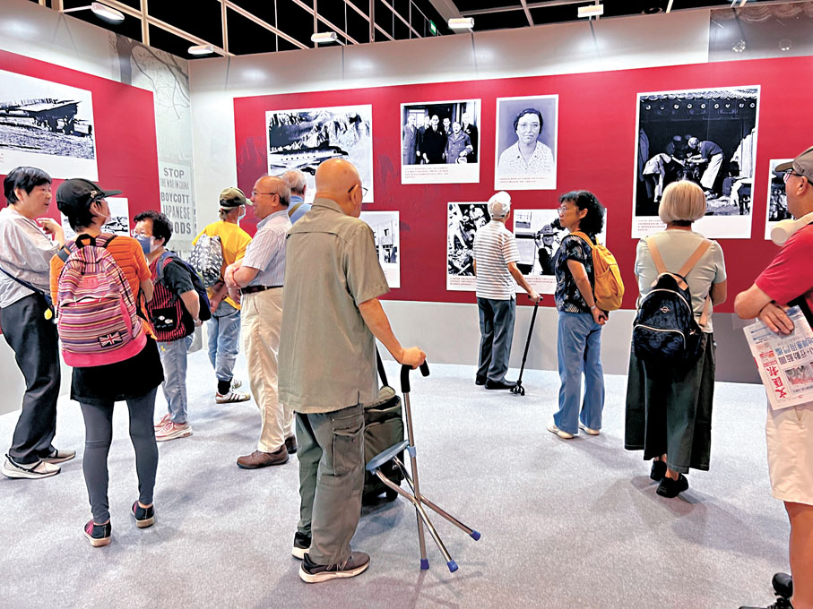 ●鄧伯一手扶着箱子的拉桿,一手撐着柺杖看展。 香港文匯報記者康敬 攝