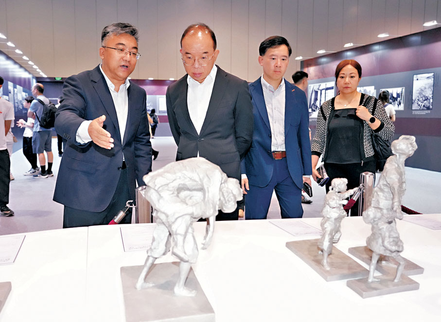 ●曾國衞參觀展覽。大公文匯全媒體記者黃洋港 攝