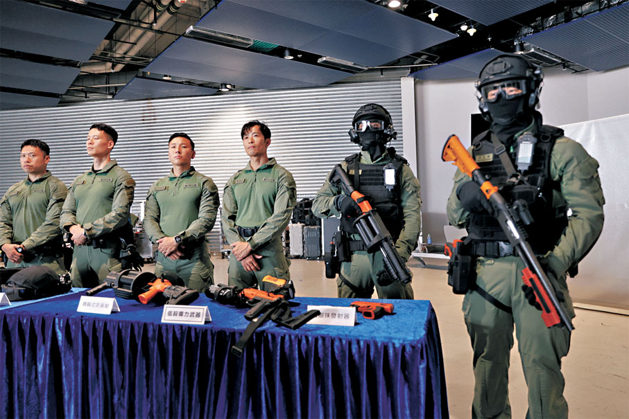 ●懲教署展示一系列胡椒珠發射器、轉輪式防暴槍等槍械。