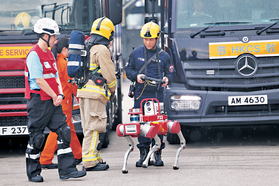 ●消防處派出機械犬到場支援。 