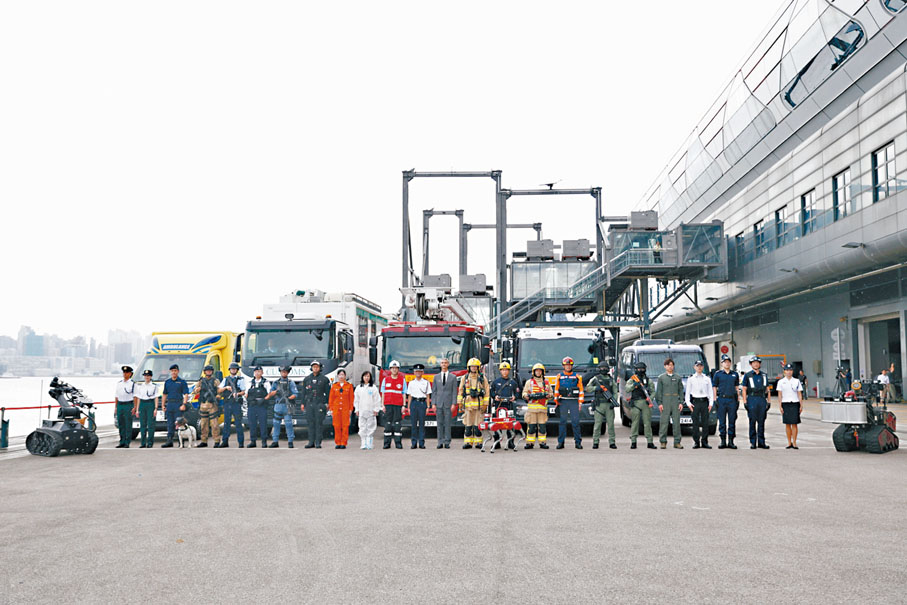 ●有份參加演練的相關紀律部隊部門代表合照。