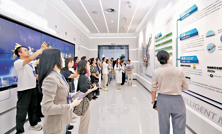 ●27日，華媒高層一行參觀海歸小鎮，了解其產業布局與定位。