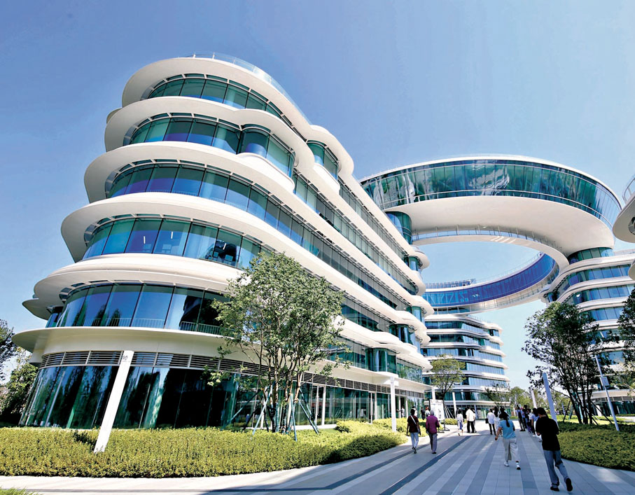 ●海歸小鎮造型現代的建築與周邊優美環境相得益彰。