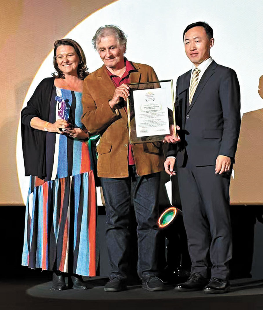 ●中國駐里約熱內盧代總領事王海濤為電影《愛麗絲和湯姆：我只想和你在一起》主創人員頒獎。   新華社