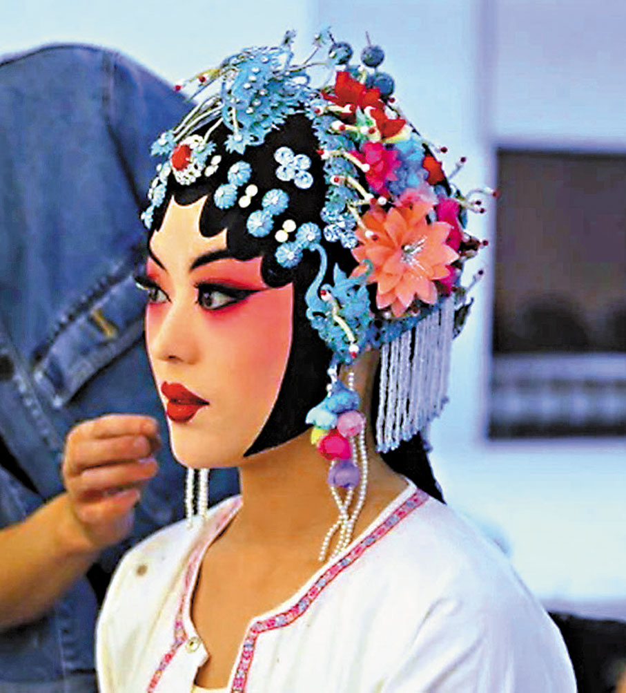 ●李敏演出間隙在後台「趕妝」。