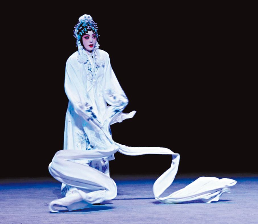 ●李敏在《焚香記》中以水袖展示人物的喜怒哀樂。