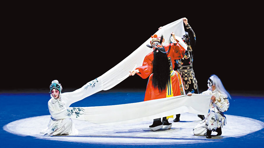 ●李敏（左）在《焚香記》中飾演敫桂英。