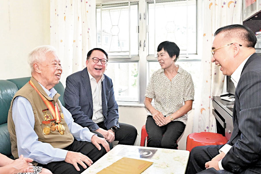 ●圖為陳國基(左二)和劉光源(右一)與老兵及其家屬交談。
