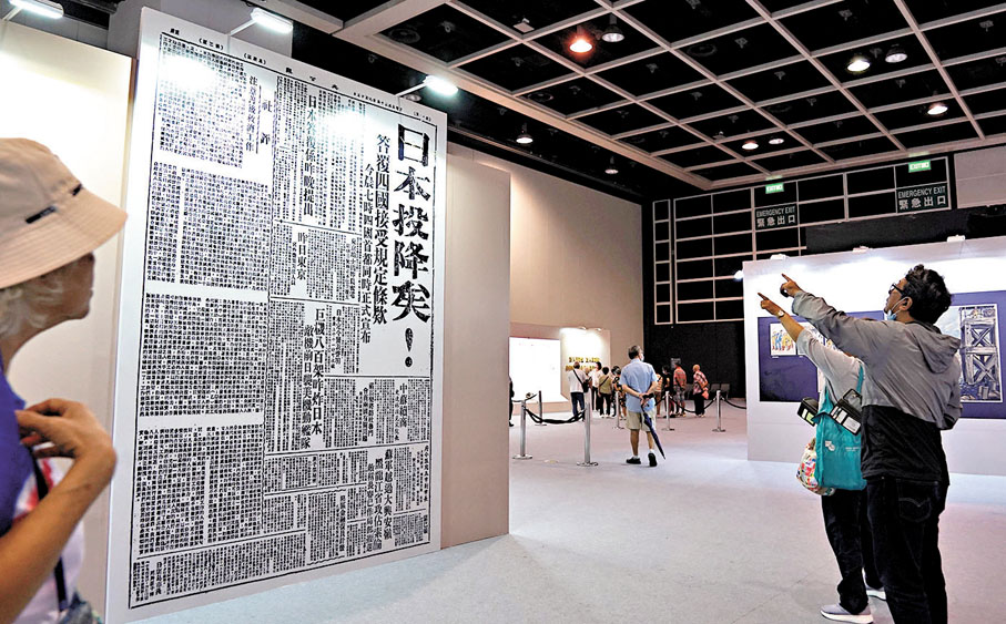 ●市民仔細觀展(上圖),並拍照留念(下圖)。 香港文匯報記者曾興偉 攝