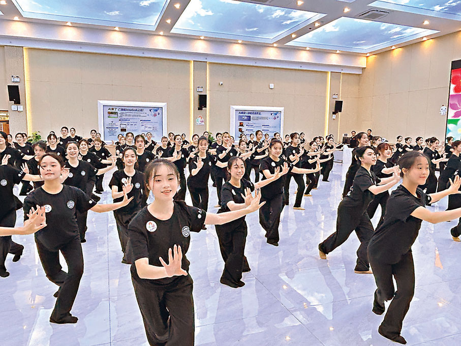 ●十五運會開幕式演出人員在廣州理工學院排練。香港文匯報記者敖敏輝 攝