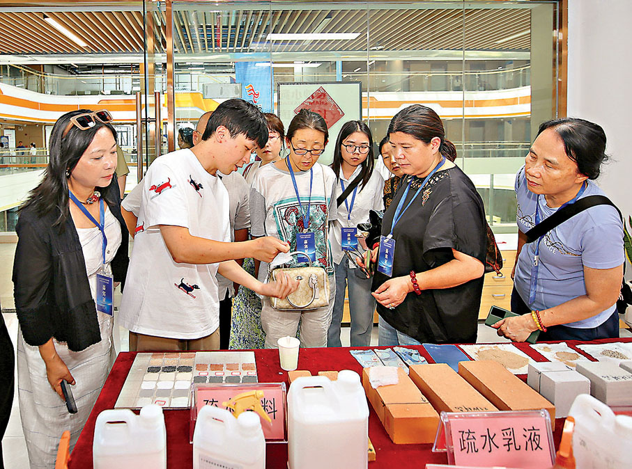 ●彭文罡向華媒高層一行介紹公司研發的新產品。