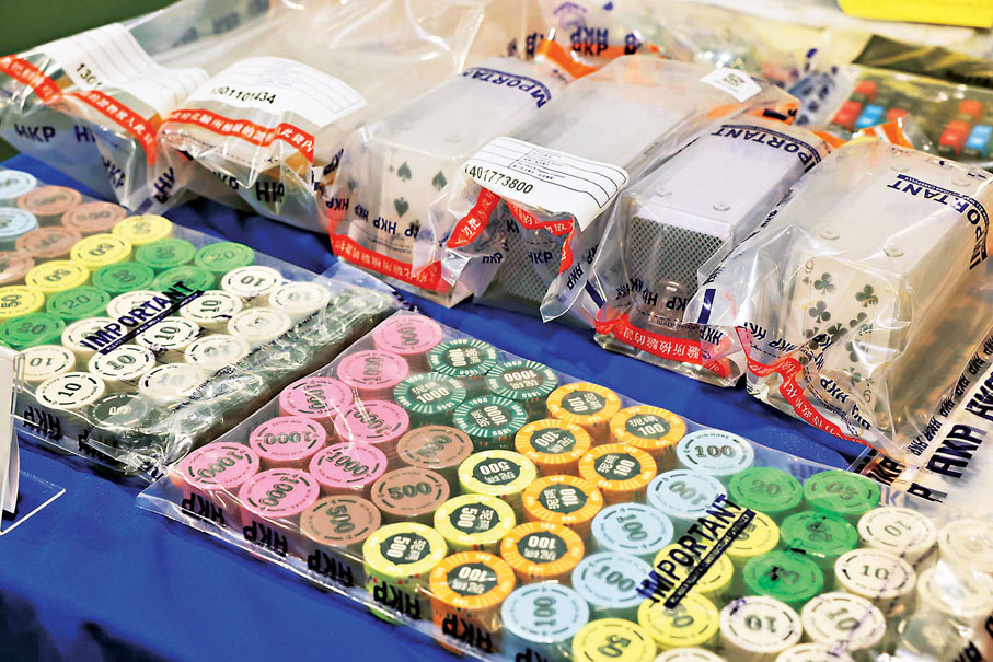 ●有組織罪案及三合會調查科在行動中檢獲的賭具。 香港文匯報記者劉友光  攝