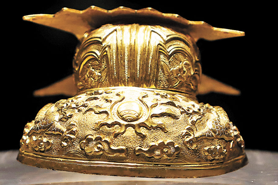 ●雙龍戲珠紋金冠