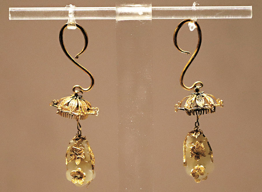 ●金累絲鑲玉蝶趕梅耳墜