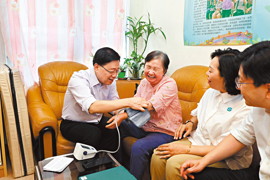 ●李家超為李婆婆量血壓。 李家超Fb圖片