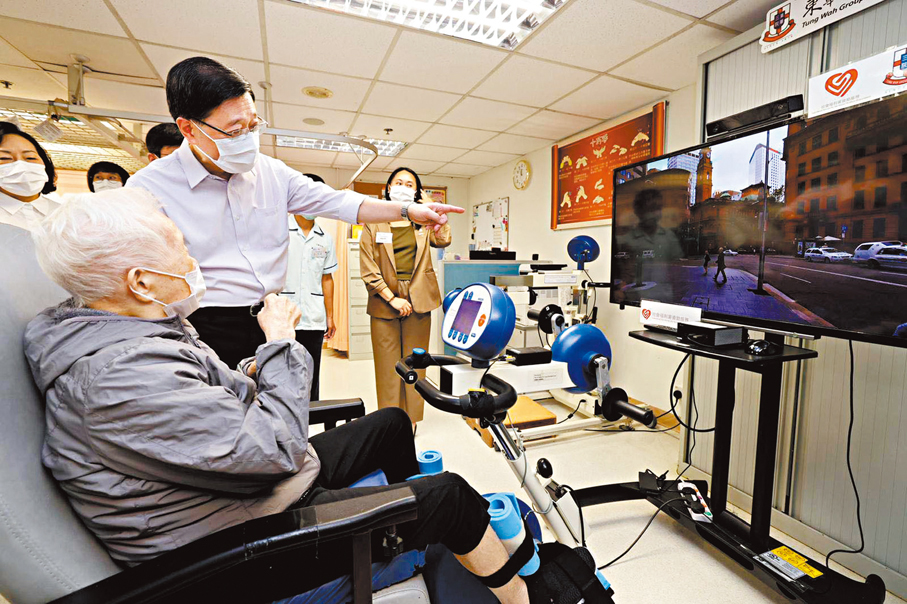 ●李家超參觀長者地區中心及護理安老院，了解不同樂齡科技產品的應用情況。 李家超Fb圖片