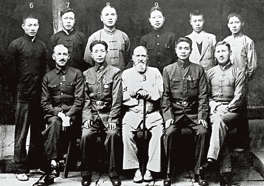 ●圖為吳布偉的爺爺吳其生(後排左三),及三位倖存者伊文思(前排左一)、詹姆斯頓(前排左三)、法倫斯(前排右一)。 受訪者供圖