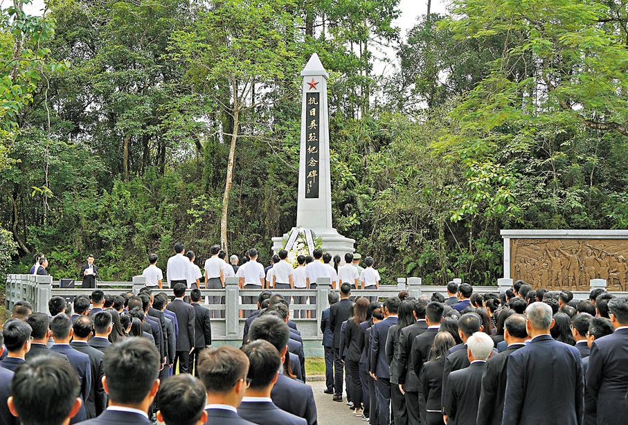 ●中央駐港機構和駐港中資企業代表瞻仰祭掃香港烏蛟騰抗日英烈紀念碑。 中央政府駐港聯絡辦網站圖片