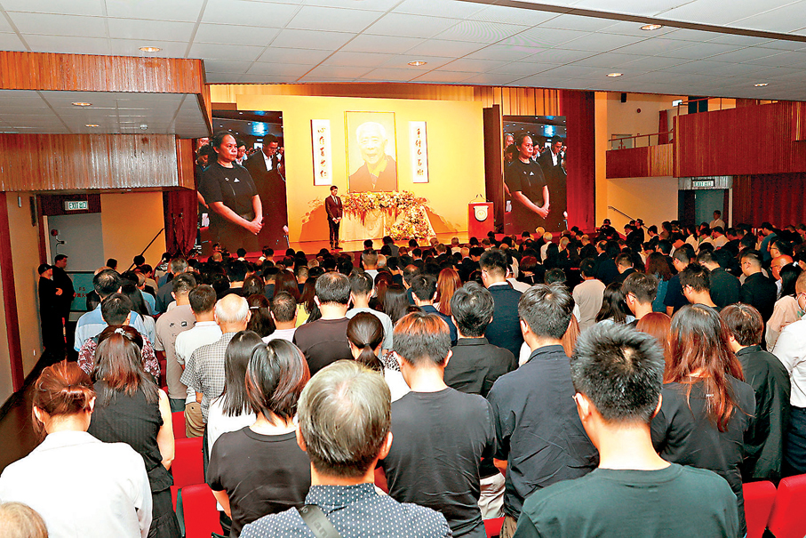 ●香港樹仁大學昨日為胡鴻烈舉辦追思會,邀請不同年代畢業生分享對他的懷念。