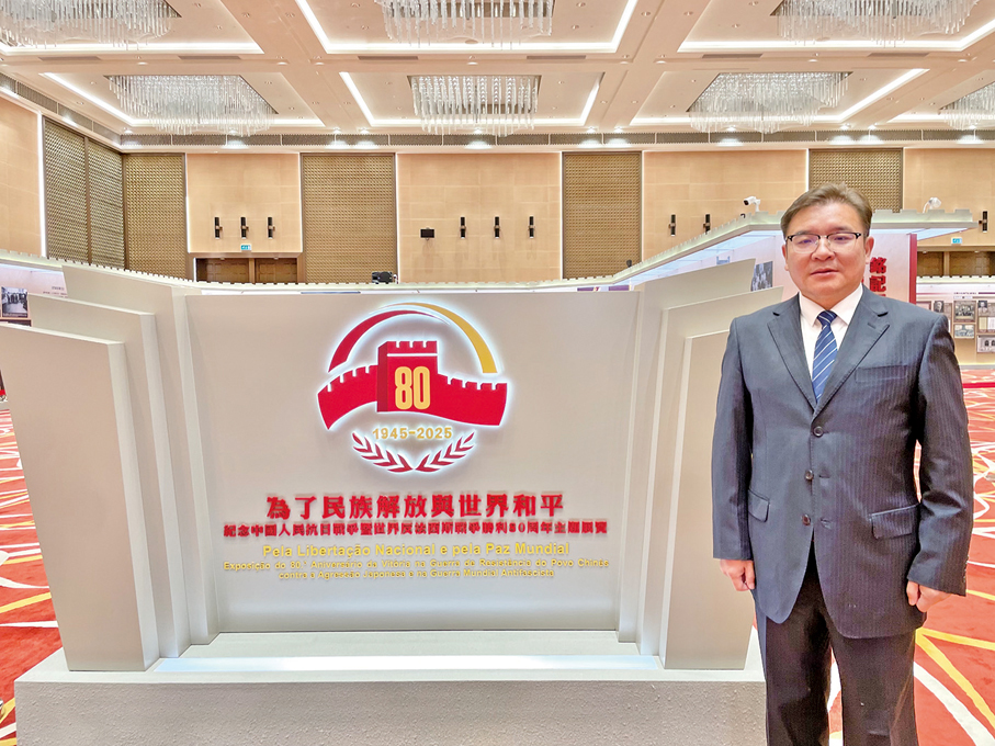 ●中國人民抗日戰爭紀念館副館長李志東參觀展覽。