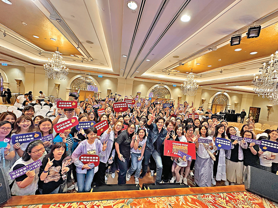 ●陳曉東與過百位粉絲預祝生辰。香港文匯報記者子棠  攝
