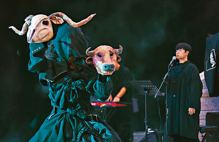 ●偶戲是綠葉劇團的拿手好戲，在《山川命》中亦有亮眼展現。 攝影：夏冬