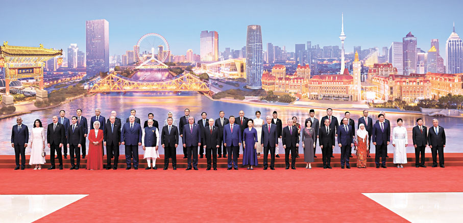 ●8月31日晚，國家主席習近平和夫人彭麗媛在天津梅江會展中心舉行宴會，歡迎來華出席2025年上海合作組織峰會的國際貴賓。這是宴會前，習近平和彭麗媛同貴賓們集體合影留念。 新華社