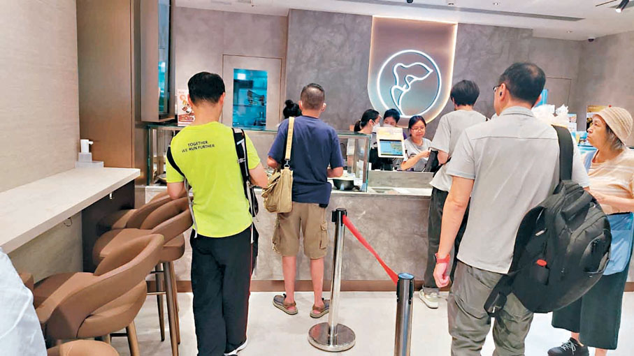●市民到店內排隊光顧。 香港文匯報記者鄺福強 攝